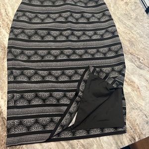 Ann Taylor black/white pattern pencil skirt size 4